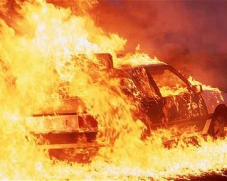 Кола се самозапали в движение, спряха движението по пътя край Добрич