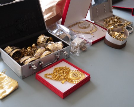 Ударна акция: Намериха близо 1 милион лева, купища злата и накити в тайник на ало измамник