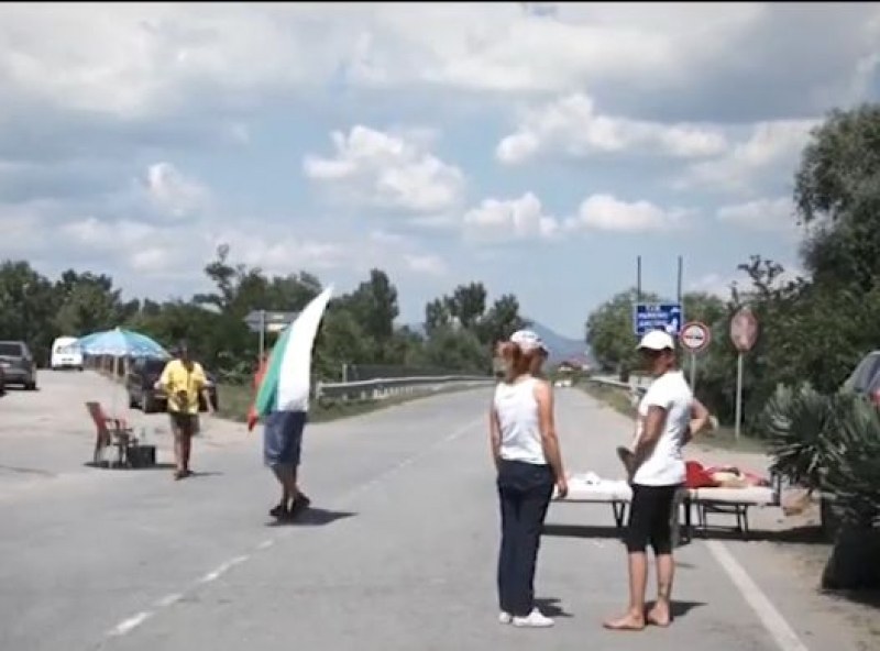 Чумата ескалира в сблъсъци между стопани и шофьори, текат масови проверки в цялата страна