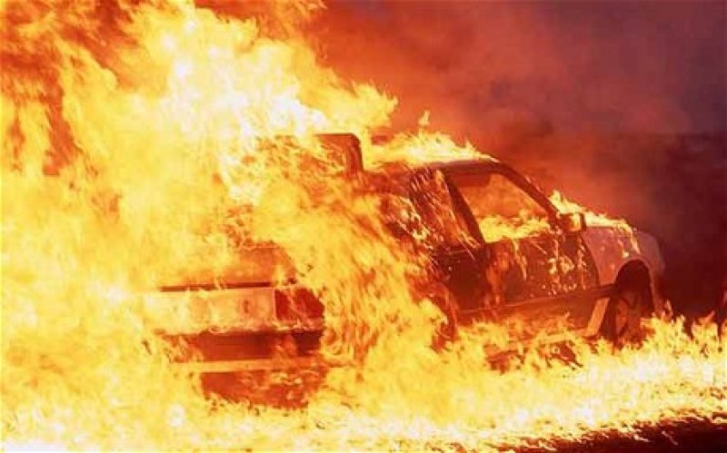Кола се самозапали в движение, спряха движението по пътя край Добрич