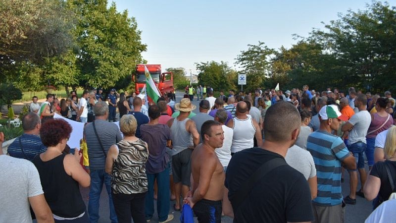 Пътят Сливен - Ямбол остава затворен, протестират вече пети ден