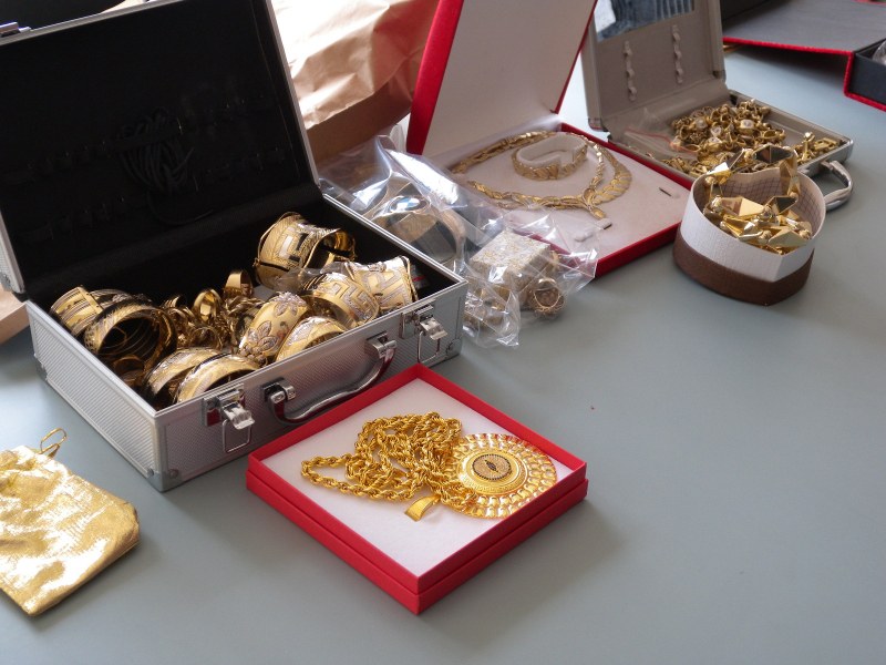 Ударна акция: Намериха близо 1 милион лева, купища злата и накити в тайник на ало измамник