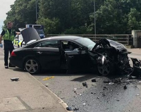 17-годишен е с опасност за живота след тежка катастрофа между 