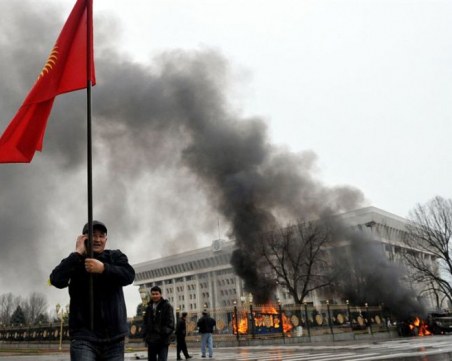 Десетки ранени в Киргизия, спецчасти атакуват бившия президент