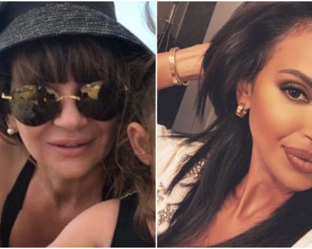 Мария с майка си и сестра си на море, трите са копие една на друга