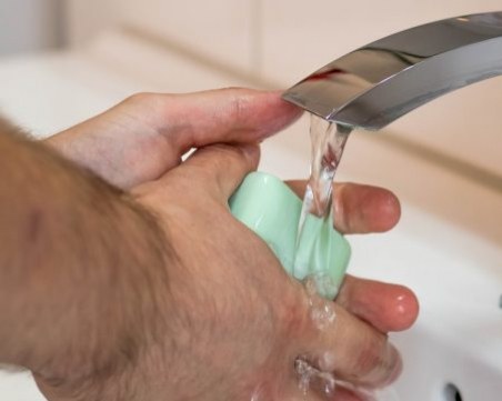 Опасно: 99 с мозъчно възпаление заради вируси на мръсните ръце