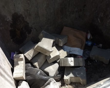 Ремонт за чудо и приказ: Разбиват здрави плочки в София, хвърлят ги в кофата за боклук