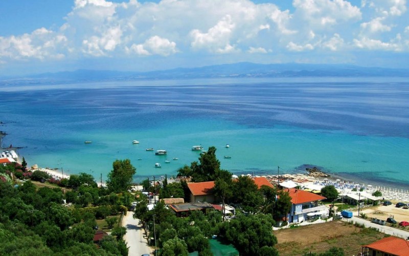 Семейство запази хотел край морето в Гърция, настаниха ги на 1 час пеша от плажа