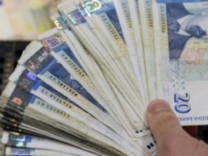Бедните теглят спестяванията, богатите трупат пачки