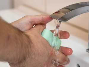 Опасно: 99 с мозъчно възпаление заради вируси на мръсните ръце