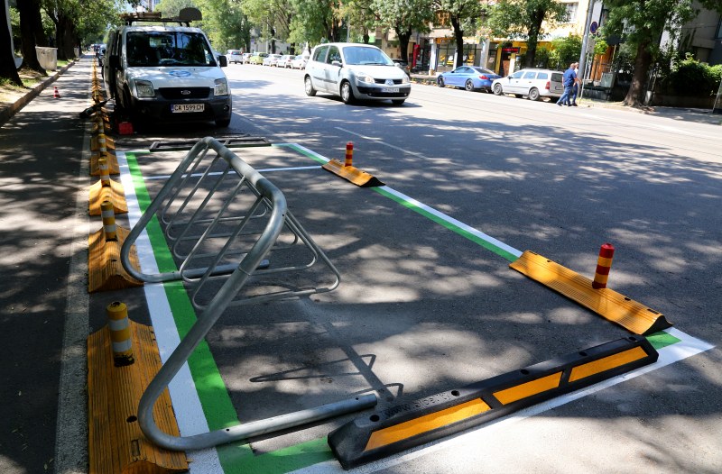 Не плащаме за синя и зелена зона в София, ако сме с тротинетки