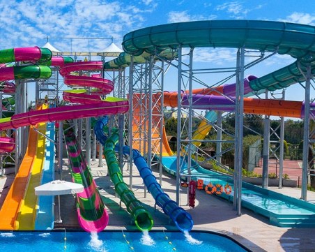 18-годишен младеж загина на водна пързалка в Приморско, друг е с опасност за живота