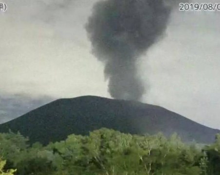 Изригна вулкан близо до Токио