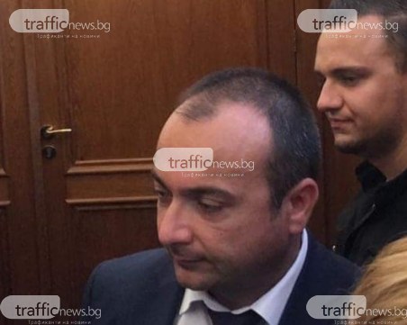 Кристиян дойде в съда да подкрепи шефа си или да свидетелства срещу него