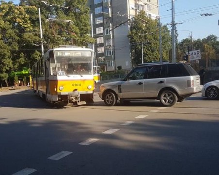 Нагъл шофьор засече трамвай, налита да бие ватмана