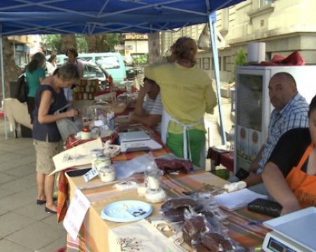 Опашки за криви краставици от село на пъпа на София