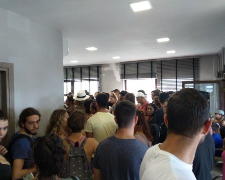 Стотици туристи, сред които и българи, са блокирани на гръцки остров