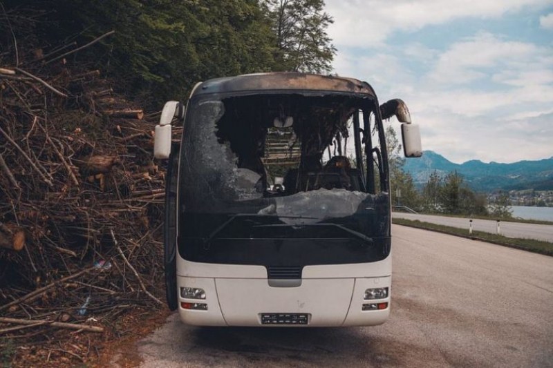 Автобус, пълен с деца, изгоря в Гърция