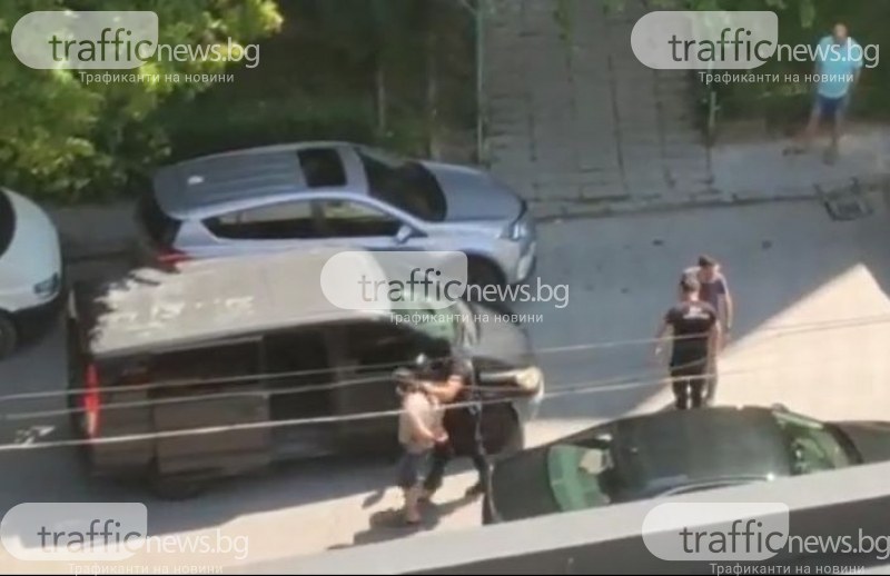 Зрелищна полицейска засечка: Двамата мъже, арестувани в Пловдив, са хванати с наркотици