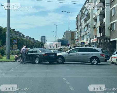 БМВ и мерцедес се помляха на колелото на Панаира