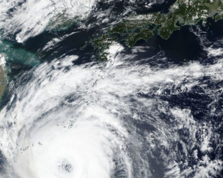 Мощен тайфун връхлита Китай, обявиха червен код