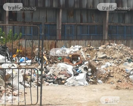 Ново сметище в Столипиново! Бусове и каруци сипят строителен отпадък под прозорците на школо