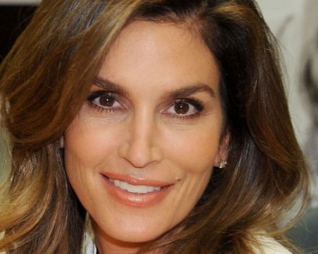 Синди Крауфорд изкусителна по бански, показа страхотно тяло на 53