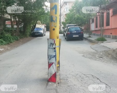 Стълб стърчи насред улица в София, шофьори слаломират