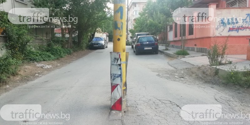 Стълб стърчи насред улица в София, шофьори слаломират