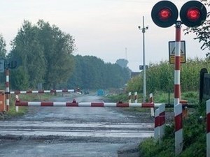51-годишна жена заби колата си във влак на жп прелез