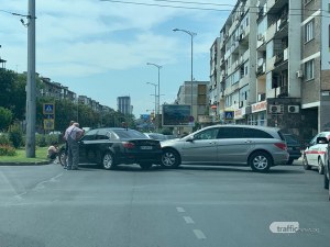 БМВ и мерцедес се помляха на колелото на Панаира