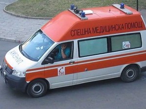 Дете подкара кола и помете жена в благоевградско село