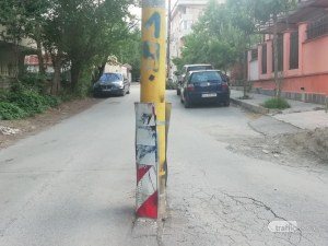 Стълб стърчи насред улица в София, шофьори слаломират