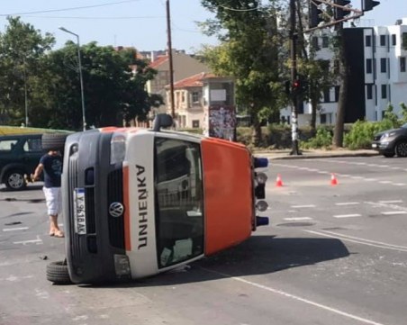 Джип обърна линейка, лекарка пострада