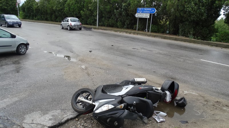 Катастрофа с моторист на пътя Созопол – Приморско, ограничиха движението