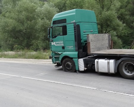 Аварирал тир ограничи движението на пътя Ябланица - Златна панега