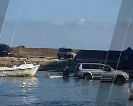 Джип влезе в морето на плаж 