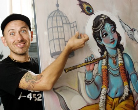 Локомотив, изрисуван с графити, тръгва за Бургас