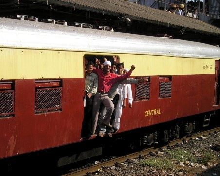 Влак до морето претъпкан като в Индия