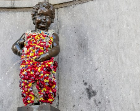 Облякоха пикаещото момченце в Брюксел в дрешки от цветя