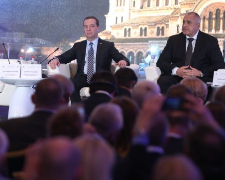 Премиерът се среща с Медведев, преговаря за газ до хъб 