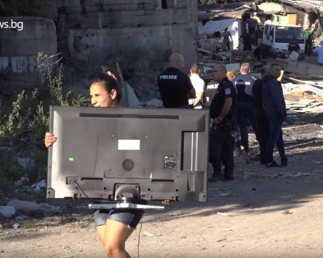 След багерите в Захарна фабрика: Ромите се заканват да спят пред кметството