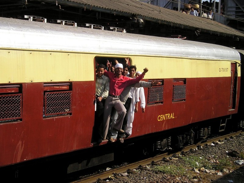Влак до морето претъпкан като в Индия
