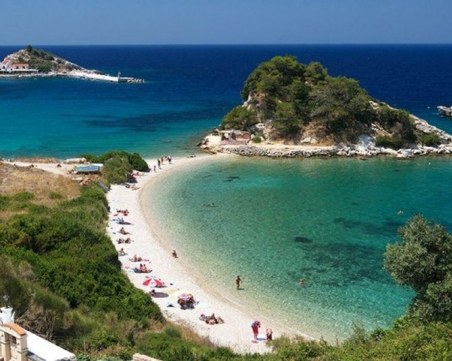 Българските туристи спят в Гимназията на Самотраки, получават безплатна храна