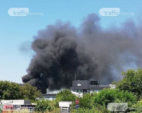 Да не можеш дъх да си поемеш! Черни кълбета дим се носят над Пловдив