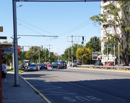 Две коли се помляха на булевард в Пловдив