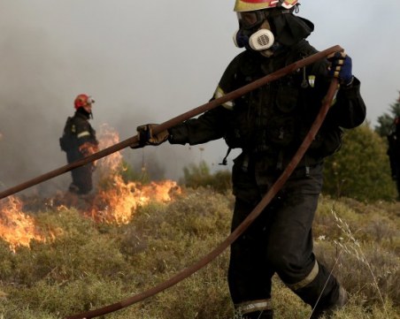 Евакуират туристи от Мармара заради пожар, огнен капан и на Самотраки
