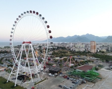 Издигнаха второто най-голямо виенско колело в Европа в Турция