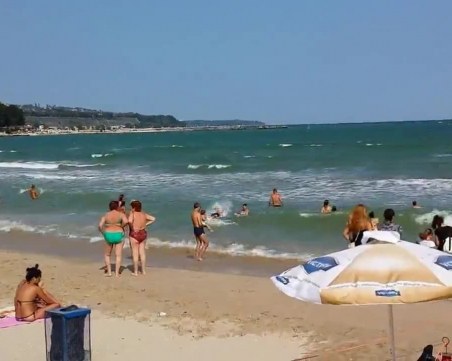 Издирват дете, повлечено от вълните на централния плаж във Варна