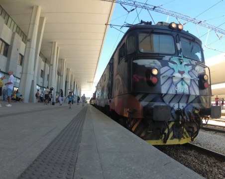 Лъв с криле поведе бързия влак към морето